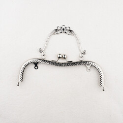 SAPLI ÇANTA CÜZDAN BURSU DELİKLİ BÜKÜMLÜ 21x16 CM. GUMUS