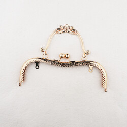 SAPLI ÇANTA CÜZDAN BURSU DELİKLİ BÜKÜMLÜ 21x16 CM. ALTIN